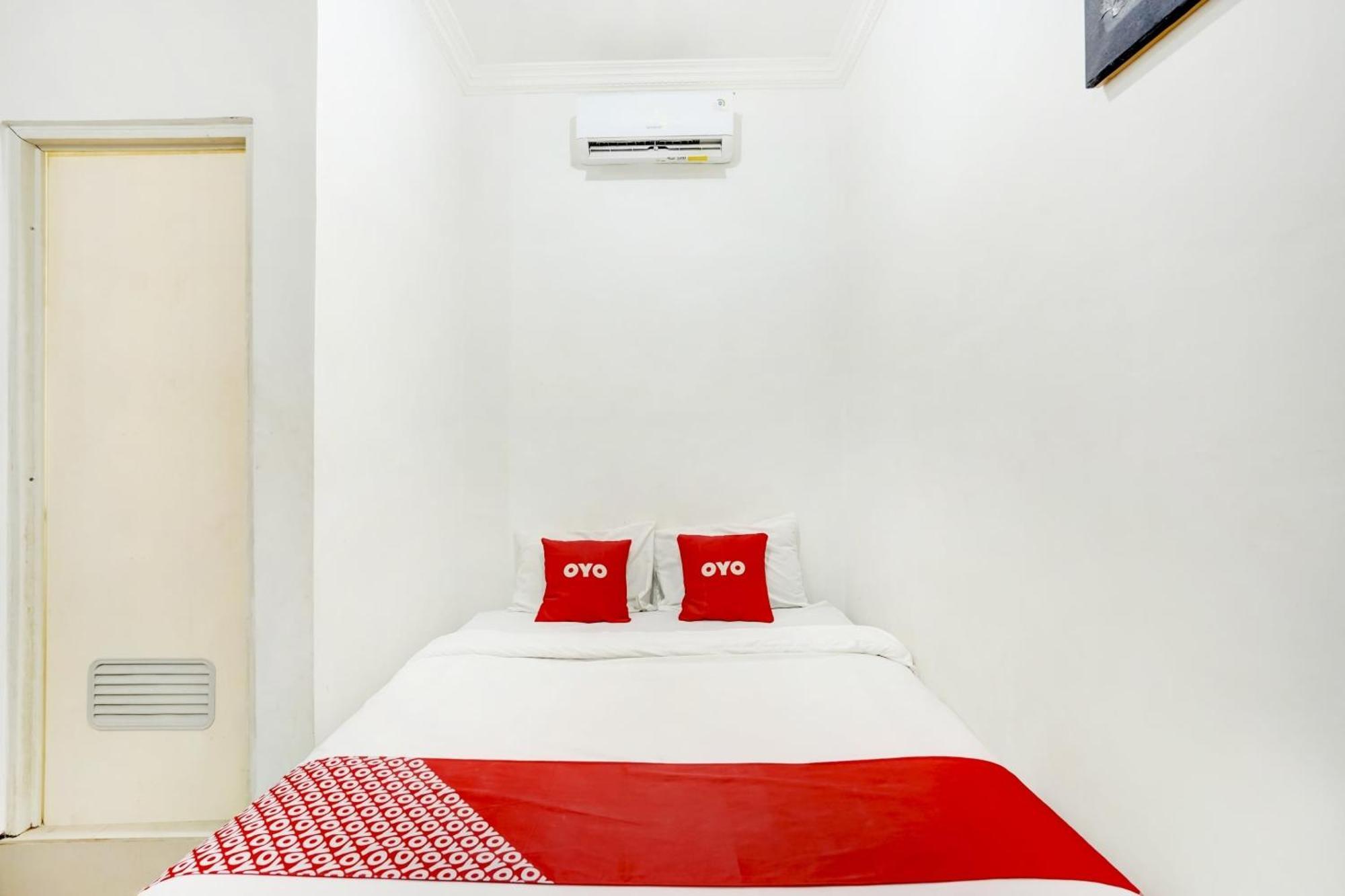 OYO 3702 Homestay Bougenville Lamongan Extérieur photo
