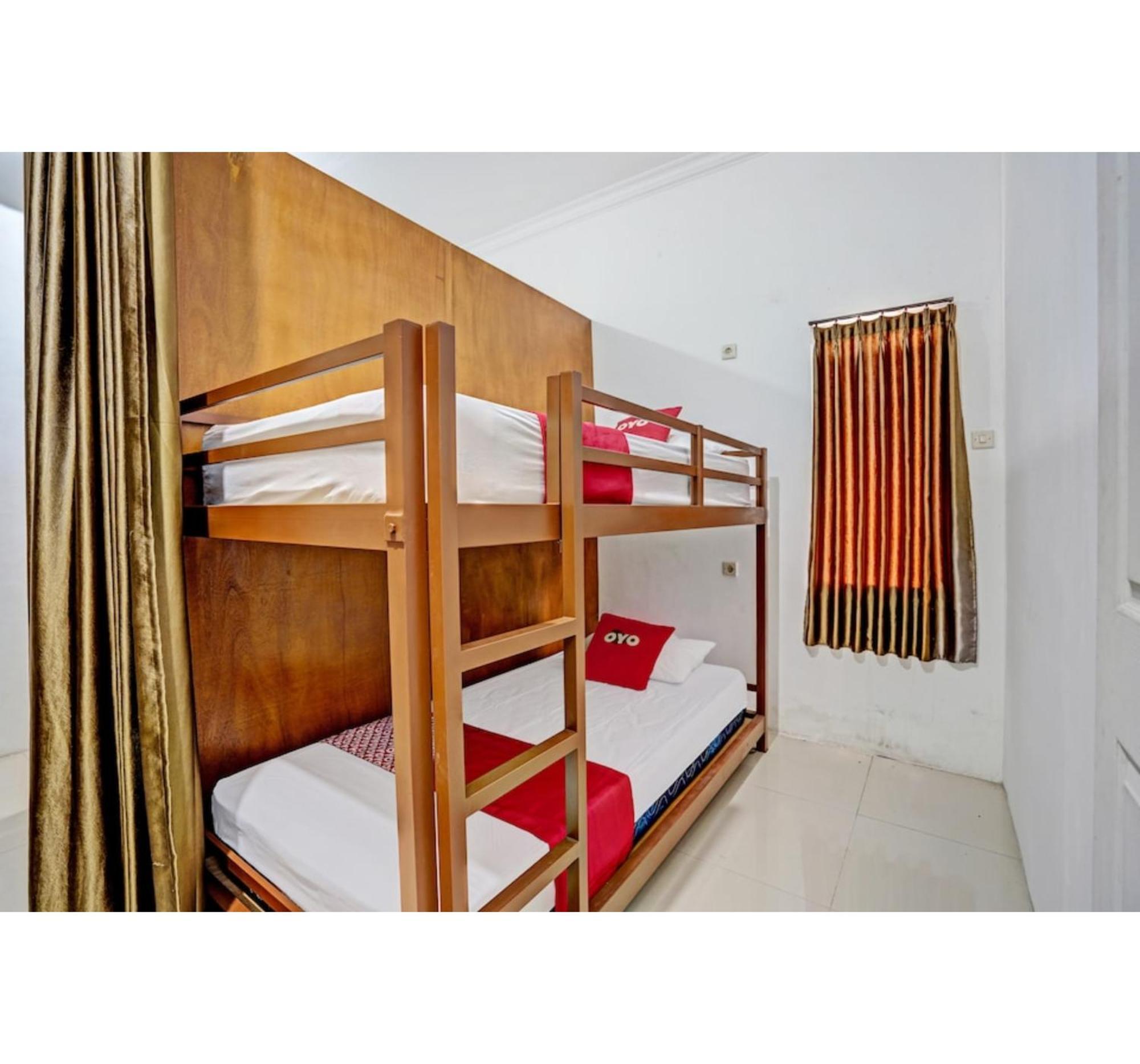 OYO 3702 Homestay Bougenville Lamongan Extérieur photo