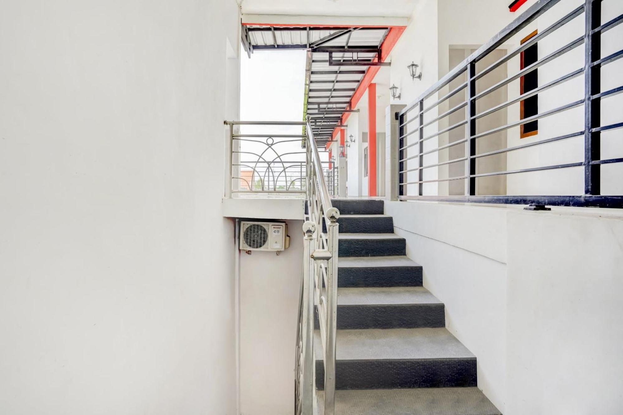 OYO 3702 Homestay Bougenville Lamongan Extérieur photo