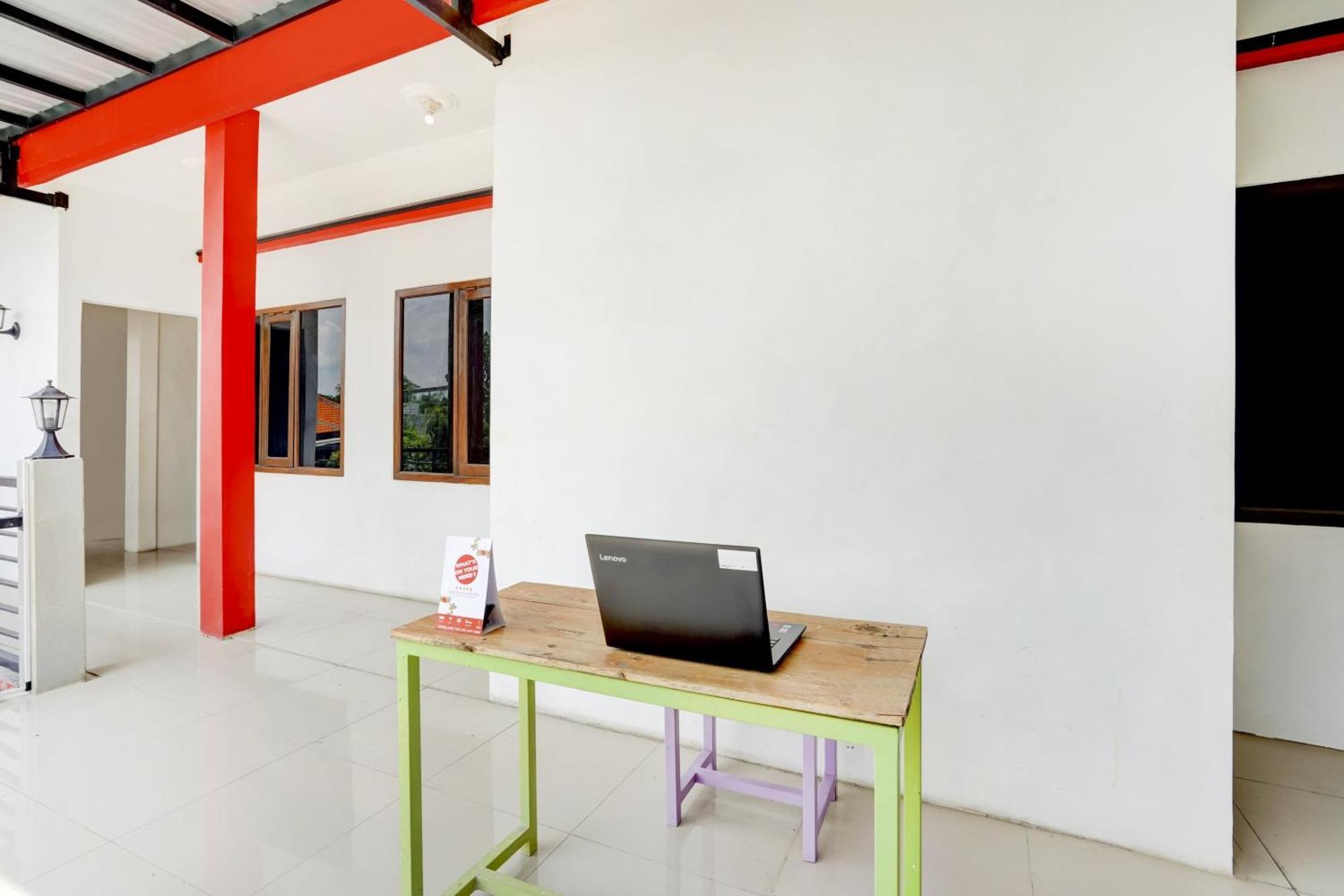 OYO 3702 Homestay Bougenville Lamongan Extérieur photo