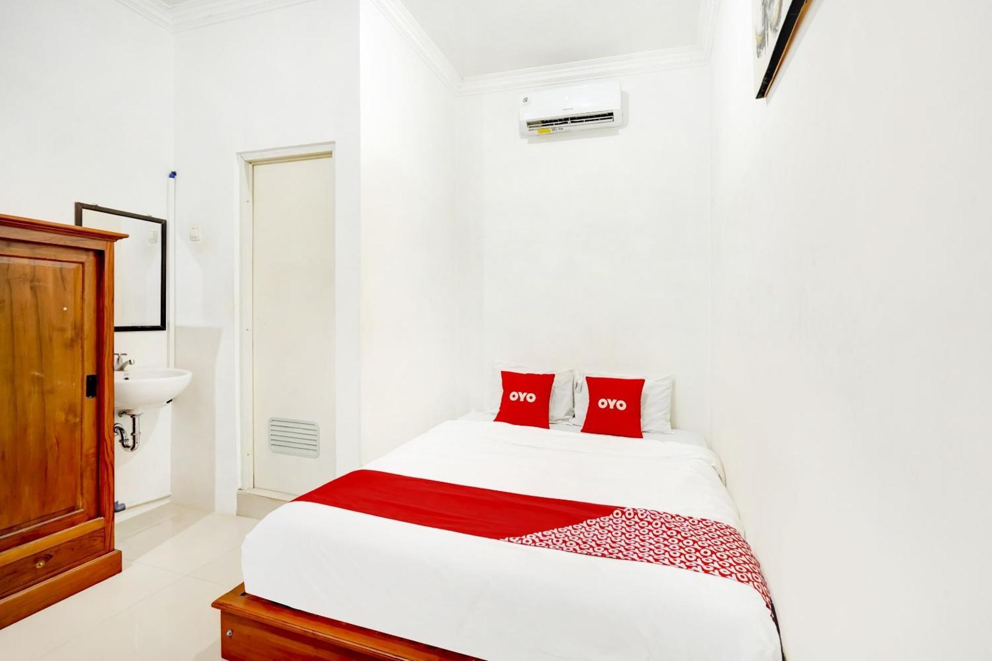 OYO 3702 Homestay Bougenville Lamongan Extérieur photo
