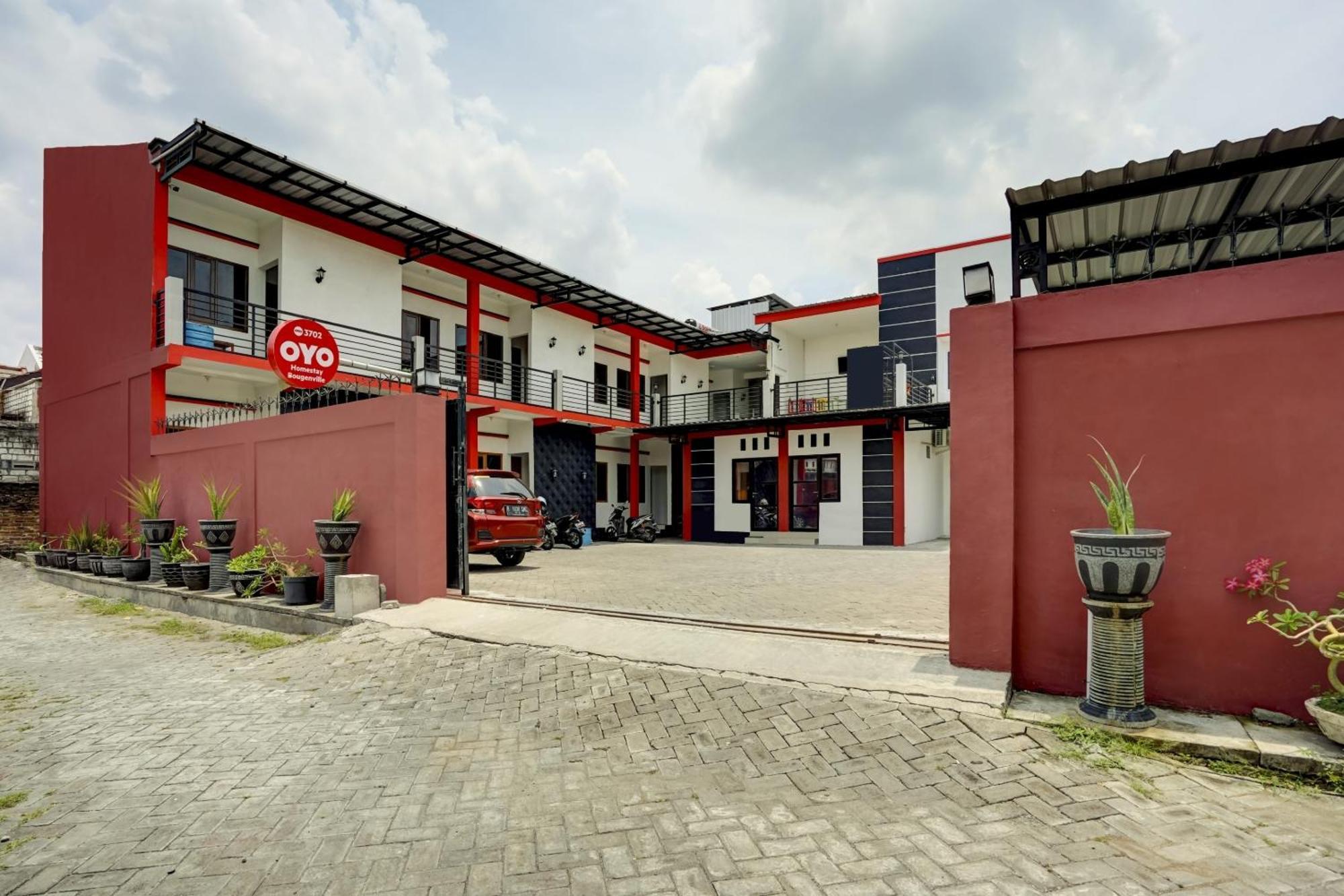 OYO 3702 Homestay Bougenville Lamongan Extérieur photo