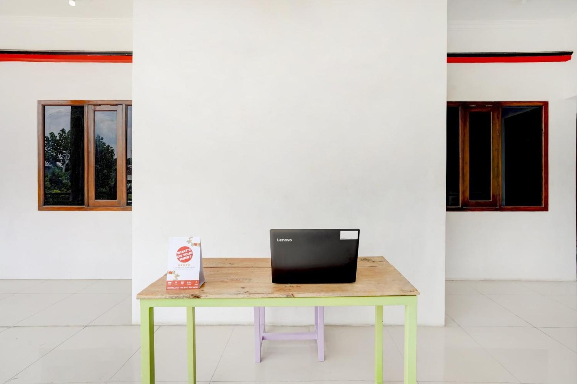 OYO 3702 Homestay Bougenville Lamongan Extérieur photo